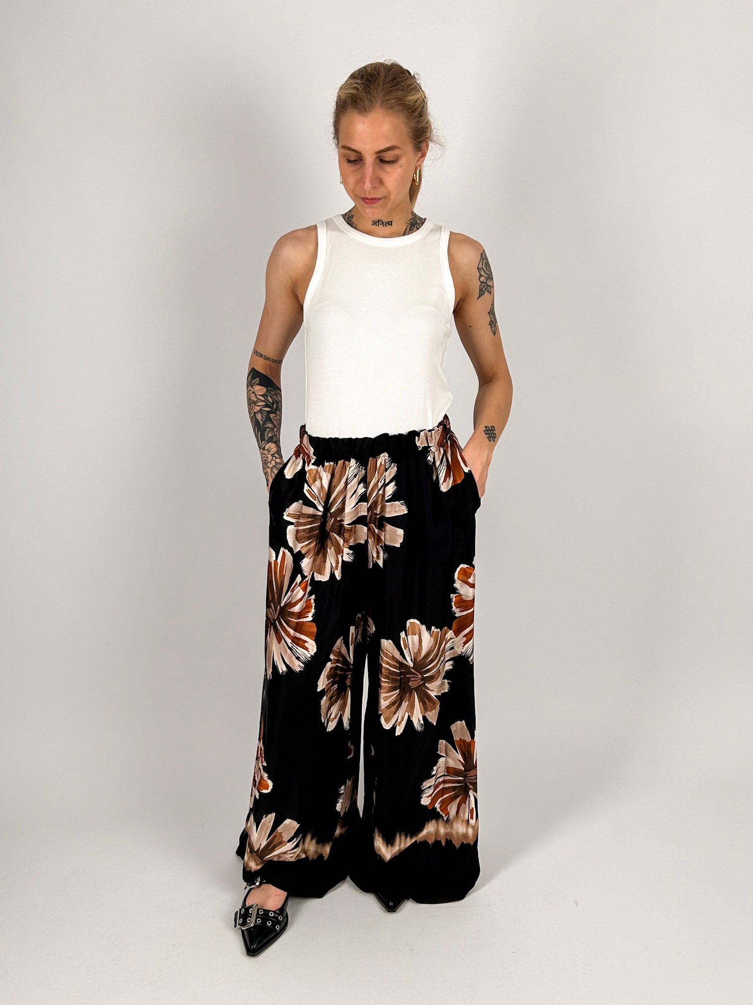 Pantalone donna ampio con fantasia floreale marrone e beige in viscosa - oufit completo
