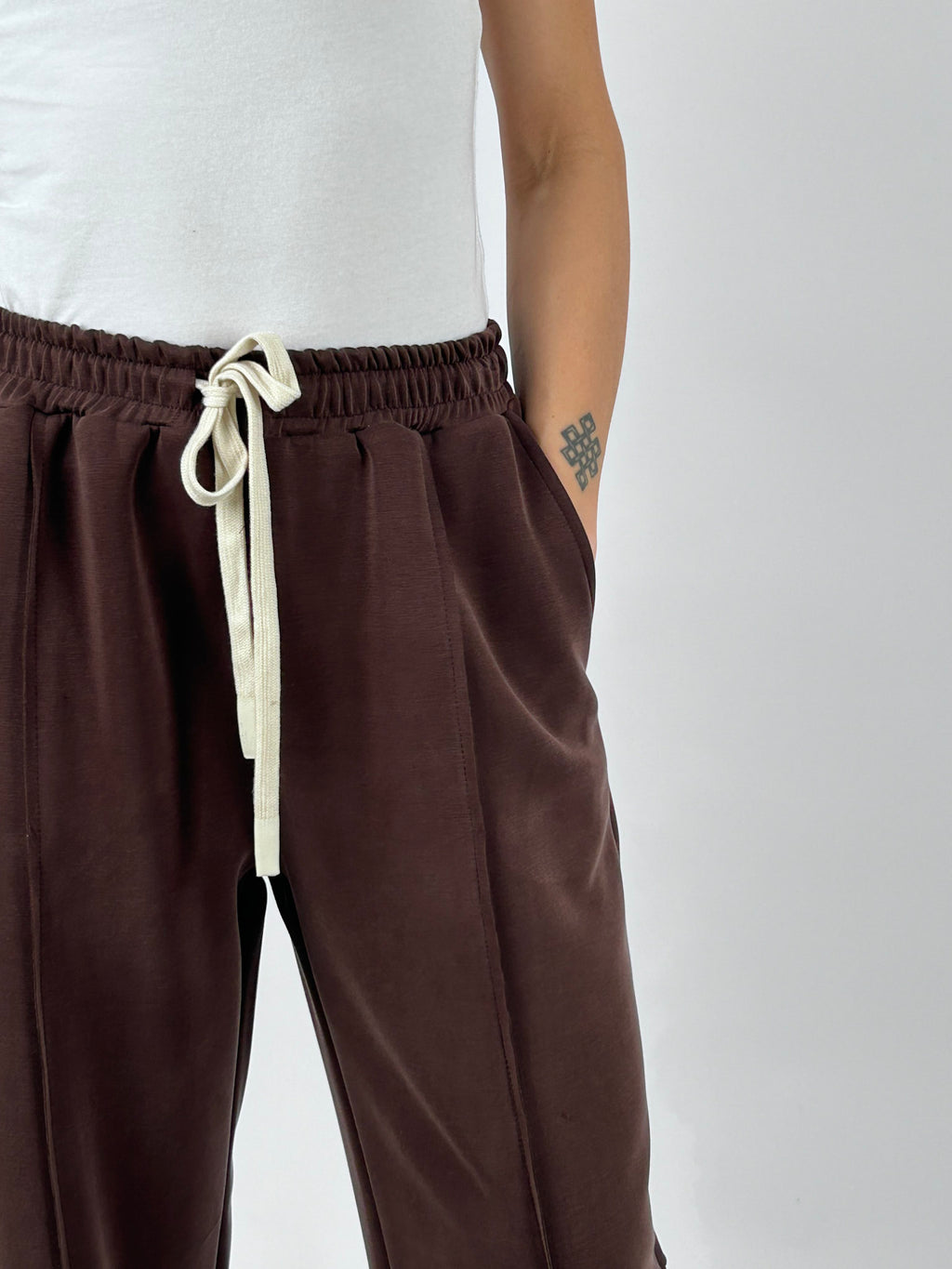 Pantalone Kyoto marrone - dettaglio vita e coulisse