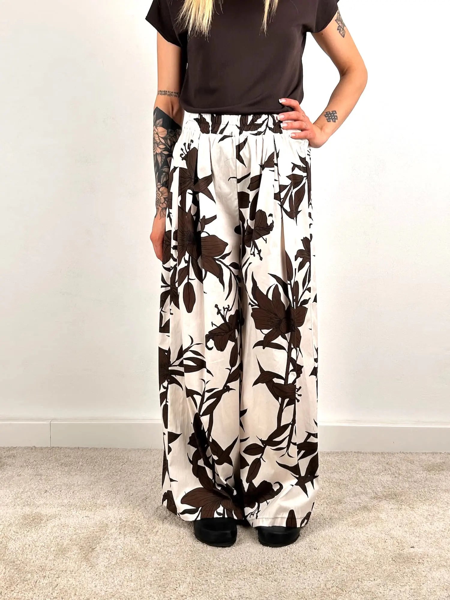 Pantalone floreale a gamba ampia con vita elasticizzata – fantasia floreale, cotone morbido vista frontale

