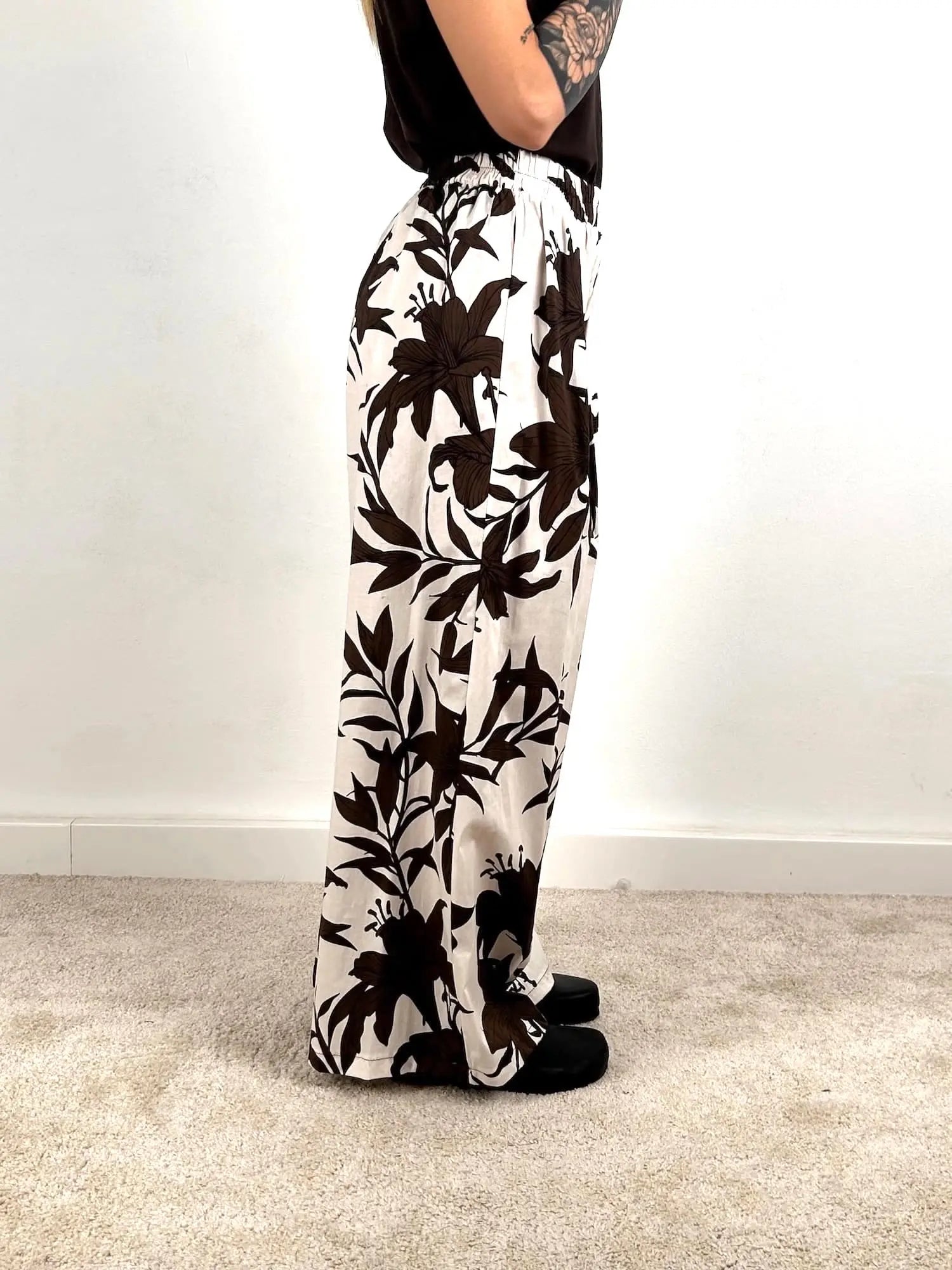 Pantalone floreale a gamba ampia con vita elasticizzata – fantasia floreale, cotone morbido vista laterale

