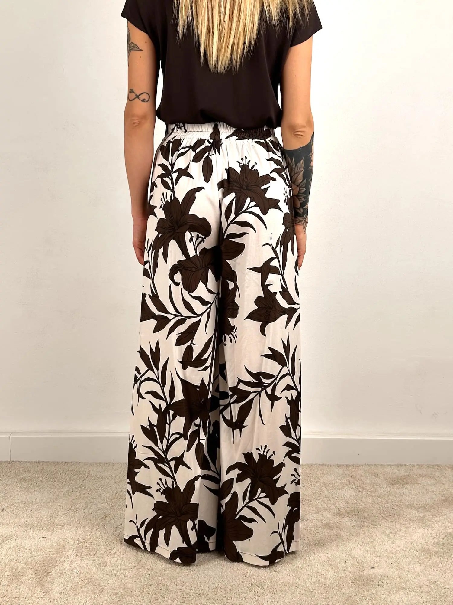 Pantalone floreale a gamba ampia con vita elasticizzata – fantasia floreale, cotone morbido vista retro
