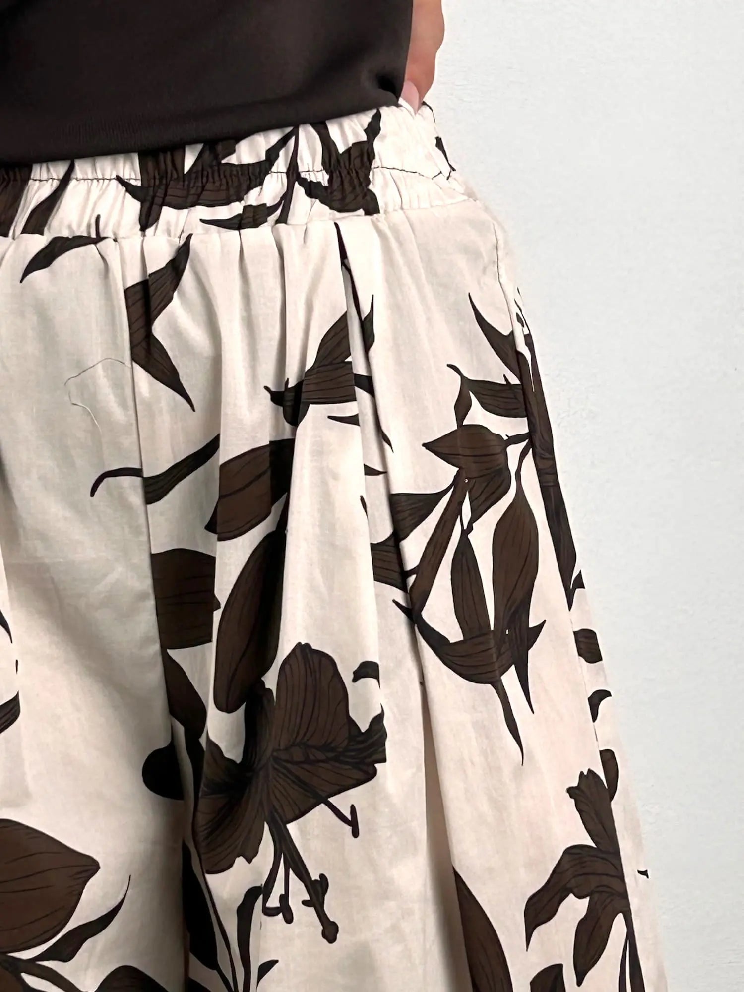 Pantalone floreale a gamba ampia con vita elasticizzata – fantasia floreale, cotone morbido vista dettaglio
