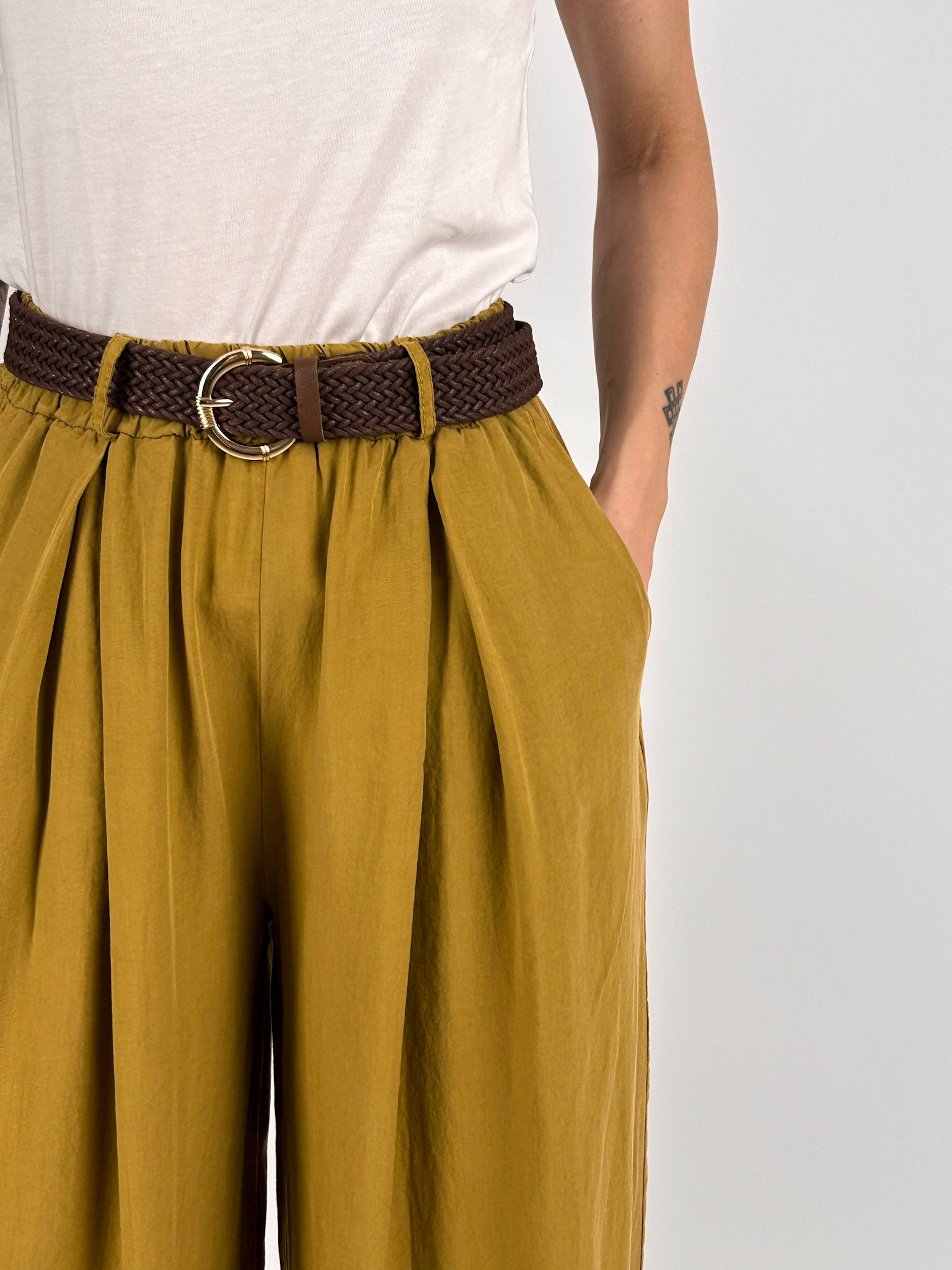 pantalone leggero con cintura senape palazzo - vista dettaglio
