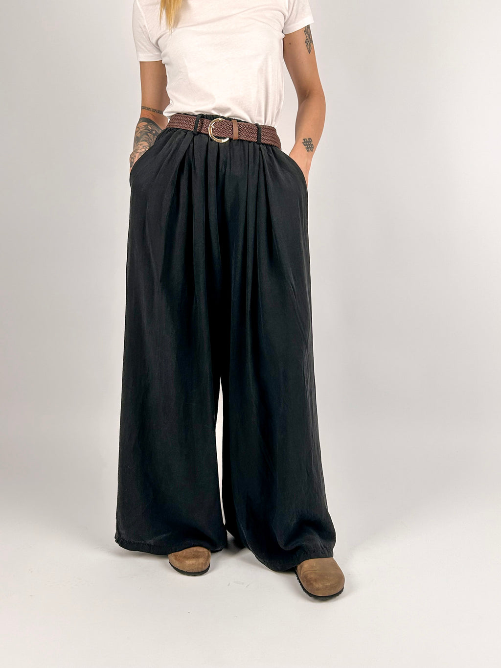 pantalone leggero con cintura nero palazzo - vista frontale