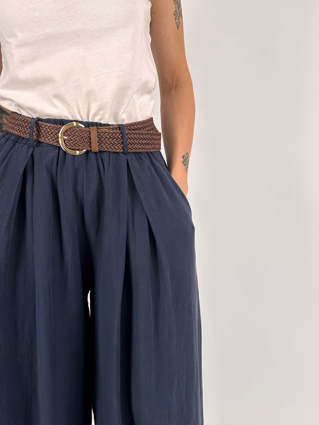 pantalone leggero con cintura blu palazzo - vista dettaglio