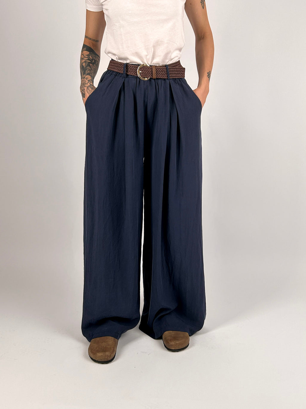 pantalone leggero con cintura blu palazzo - vista frontale