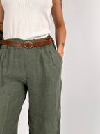 Pantalone donna in lino con cintura coordinata, vita elasticizzata e gamba ampia - vista dettaglio verde militare