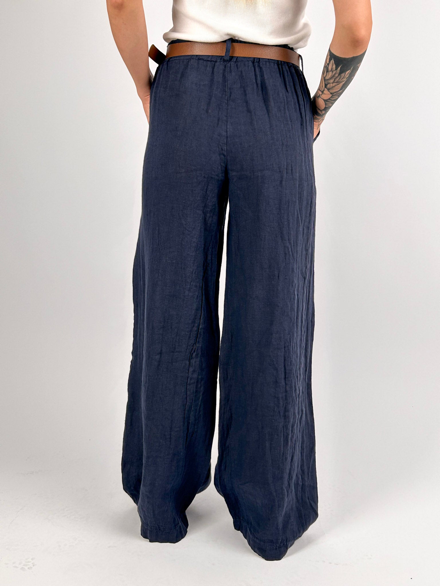 Pantalone donna in lino con cintura coordinata, vita elasticizzata e gamba ampia - vista retro blu