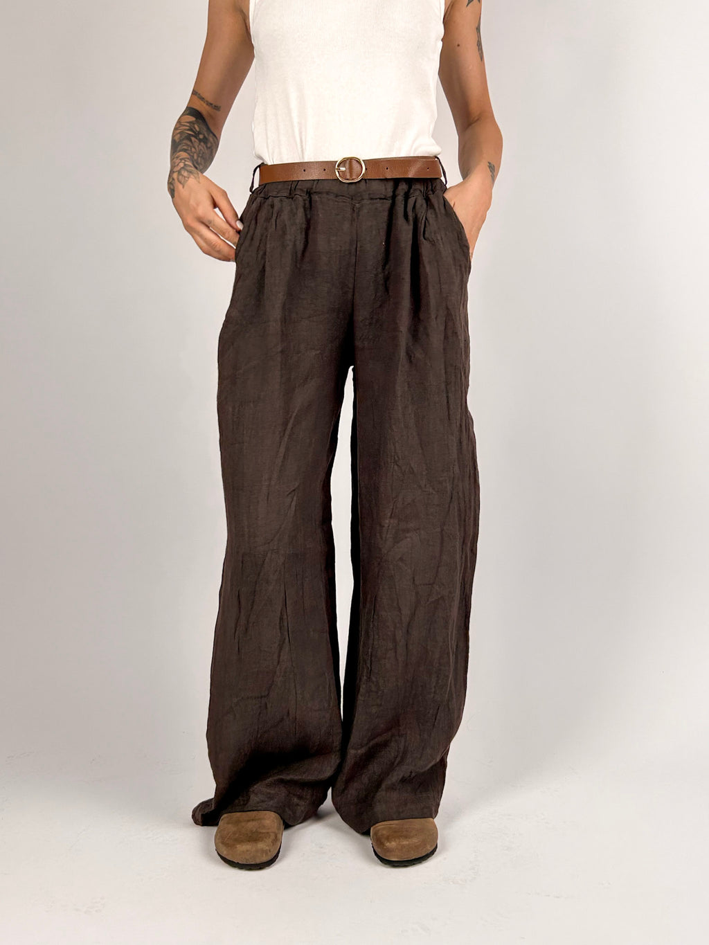 Pantalone donna in lino con cintura coordinata, vita elasticizzata e gamba ampia - vista frontale marrone