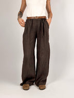 Pantalone donna in lino con cintura coordinata, vita elasticizzata e gamba ampia - vista frontale marrone
