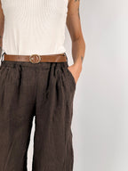 Pantalone donna in lino con cintura coordinata, vita elasticizzata e gamba ampia - vista dettaglio marrone