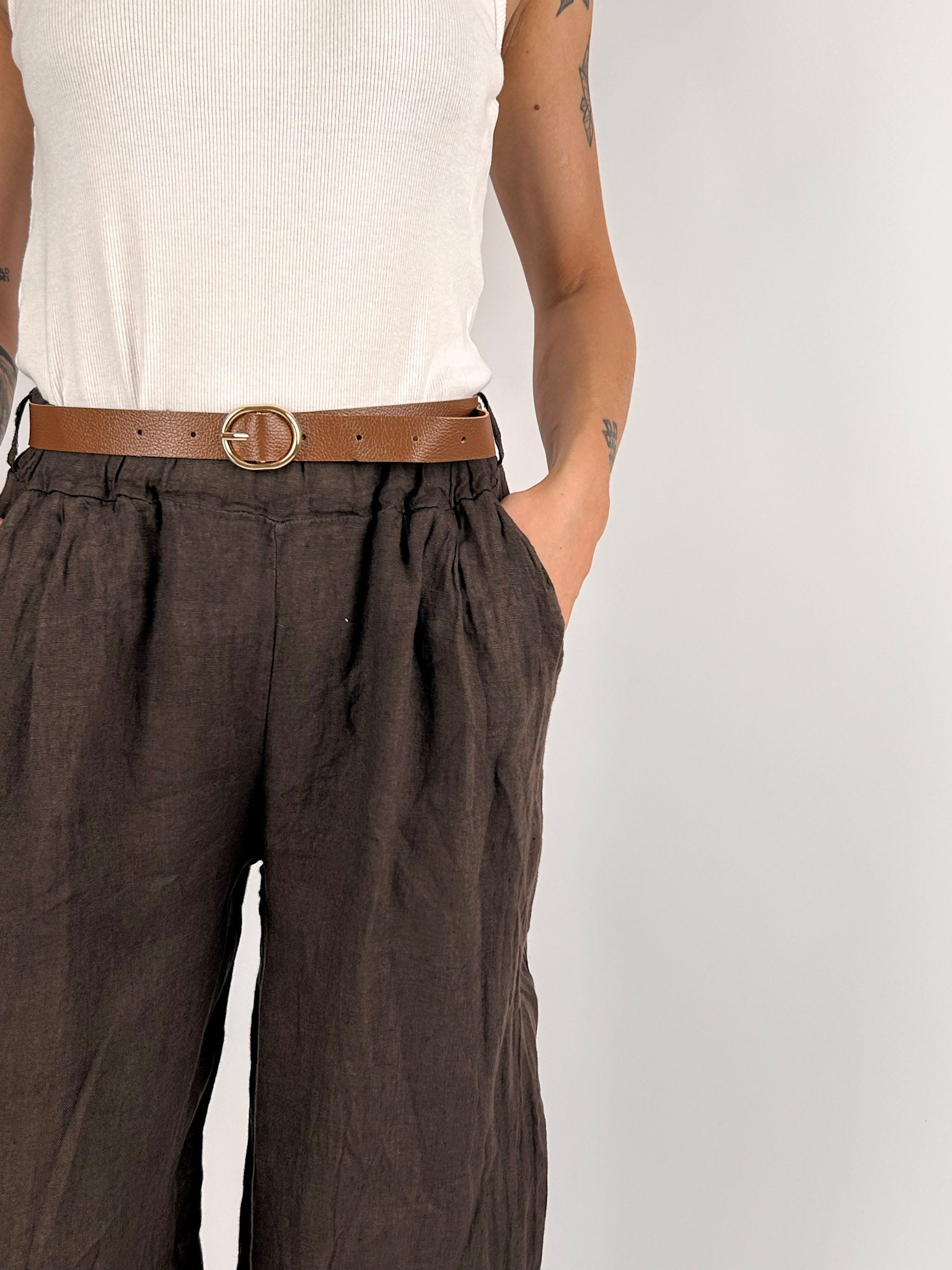 Pantalone donna in lino con cintura coordinata, vita elasticizzata e gamba ampia - vista dettaglio marrone