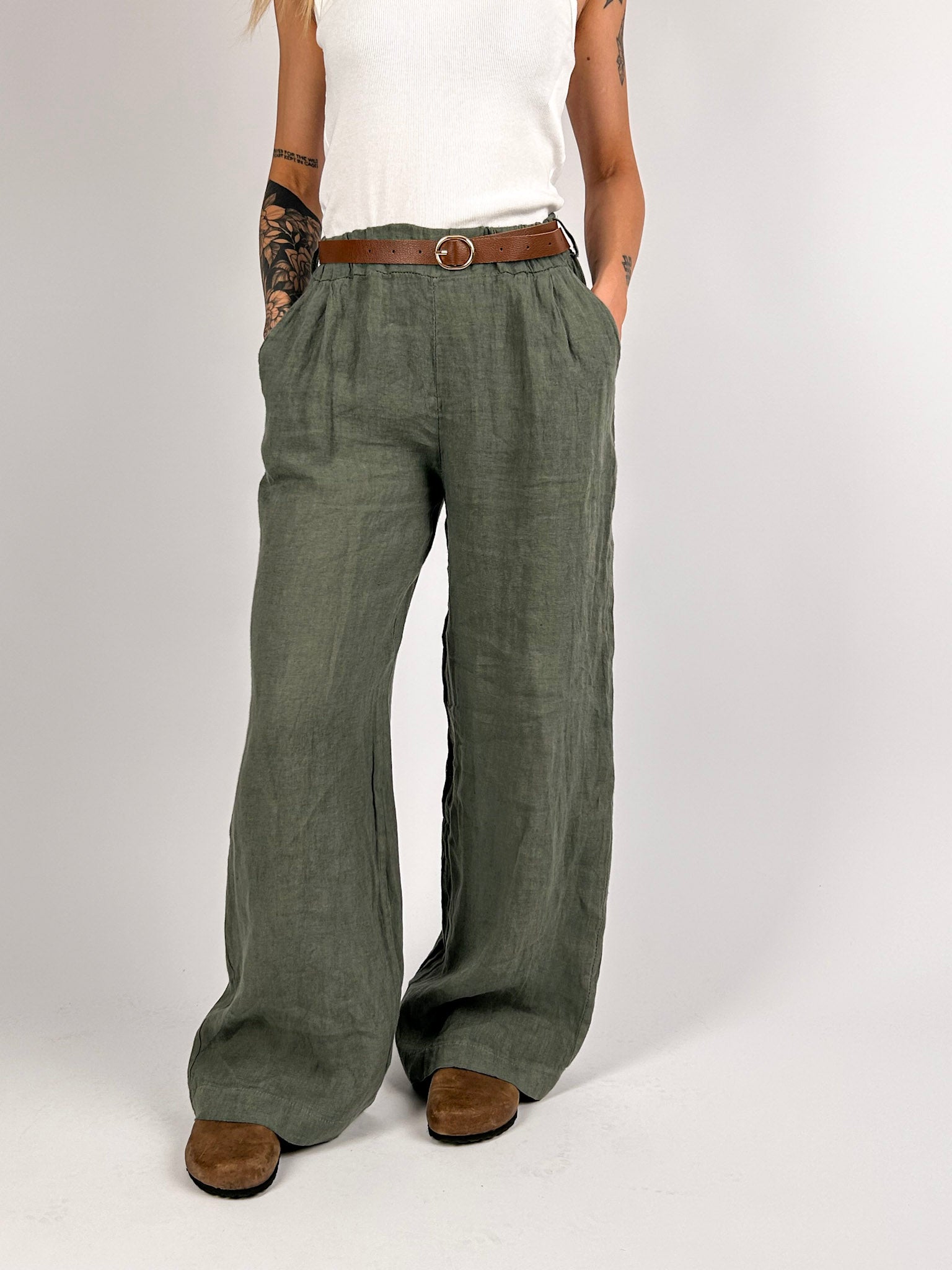 Pantalone donna in lino con cintura coordinata, vita elasticizzata e gamba ampia - vista frontale verde militare
