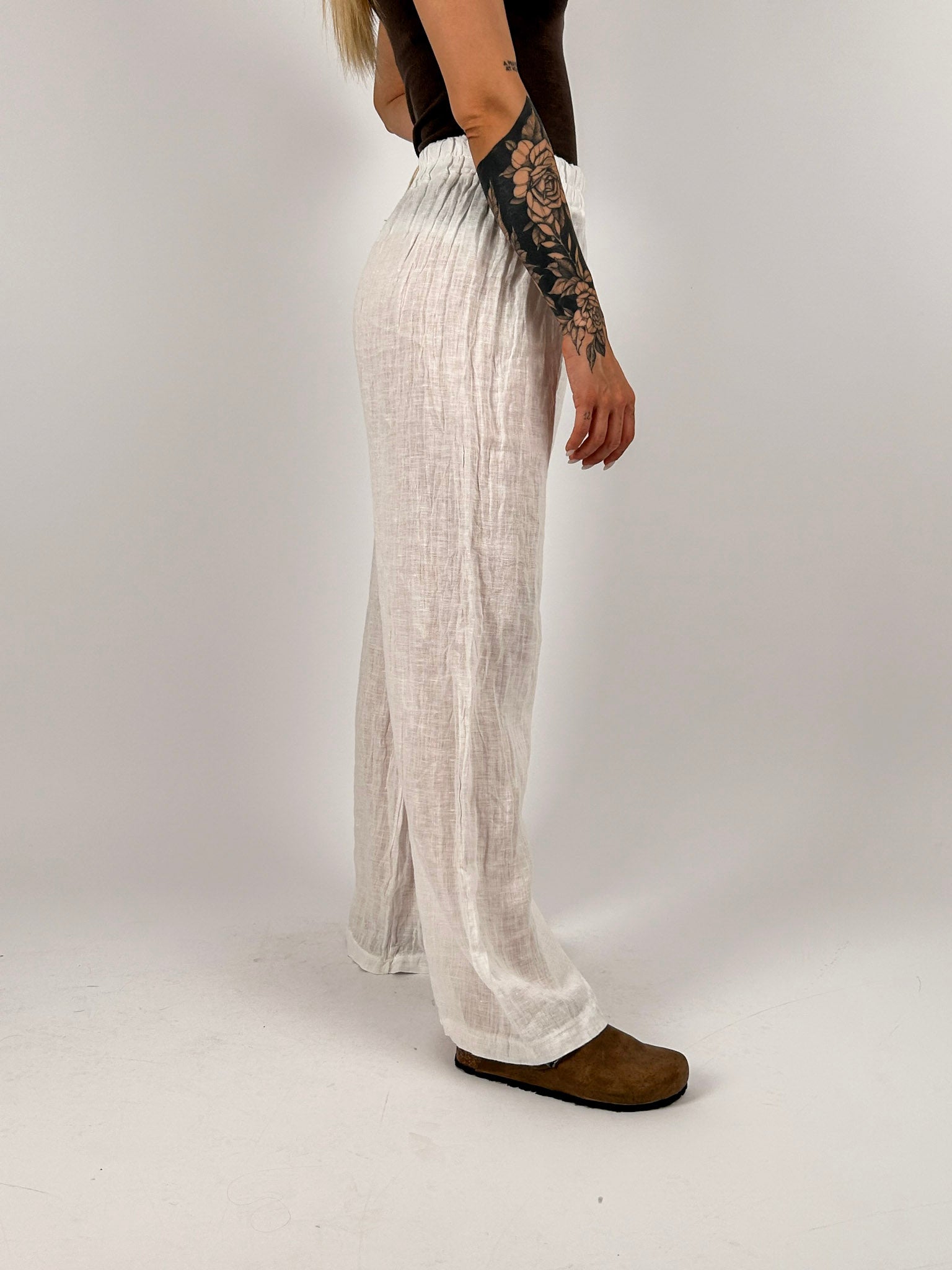 Pantalone donna in puro lino bianco con vita elasticizzata e gamba morbida - vista laterale