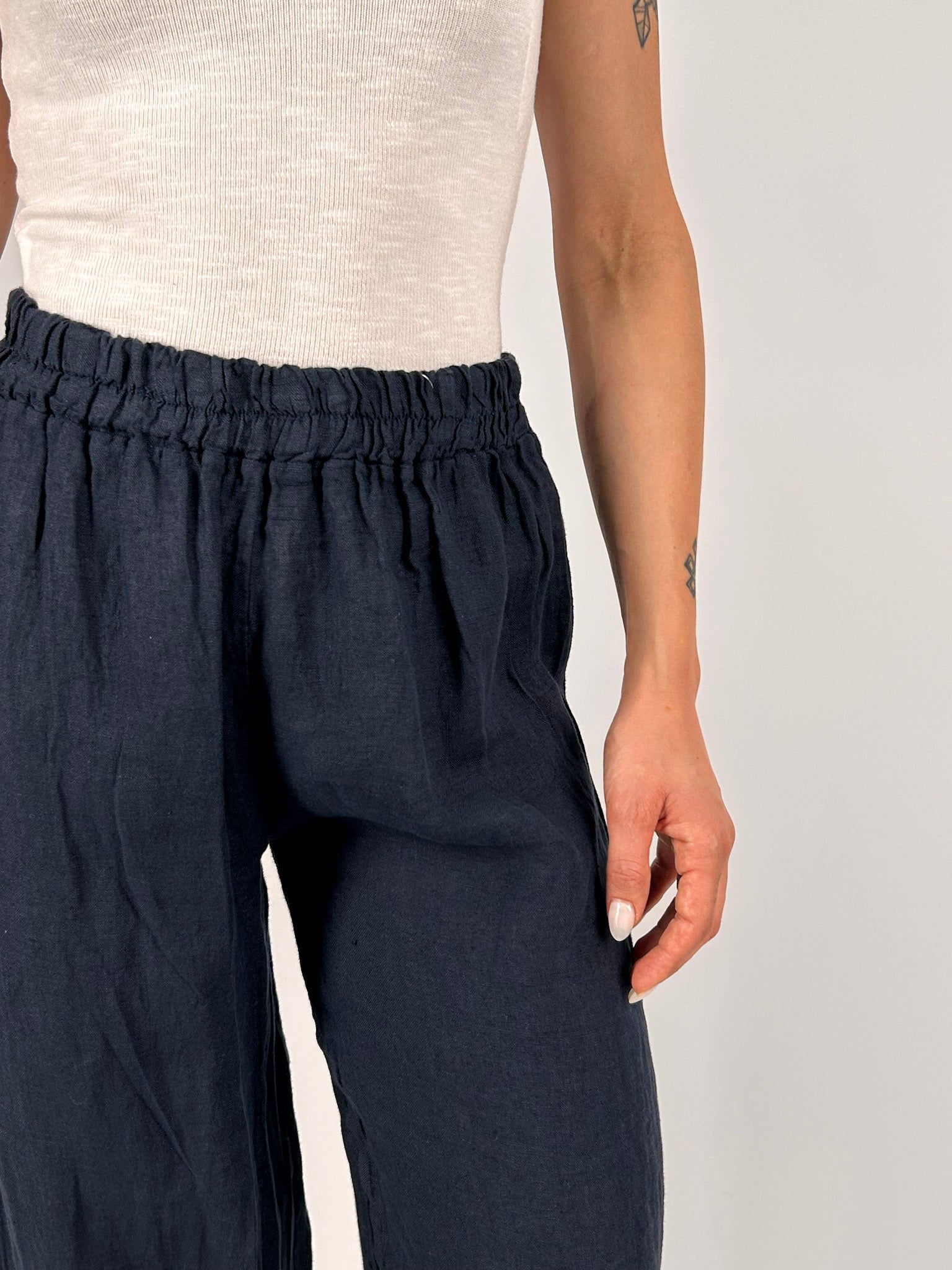 Pantalone donna in puro lino blu con vita elasticizzata e gamba morbida - vista dettaglio