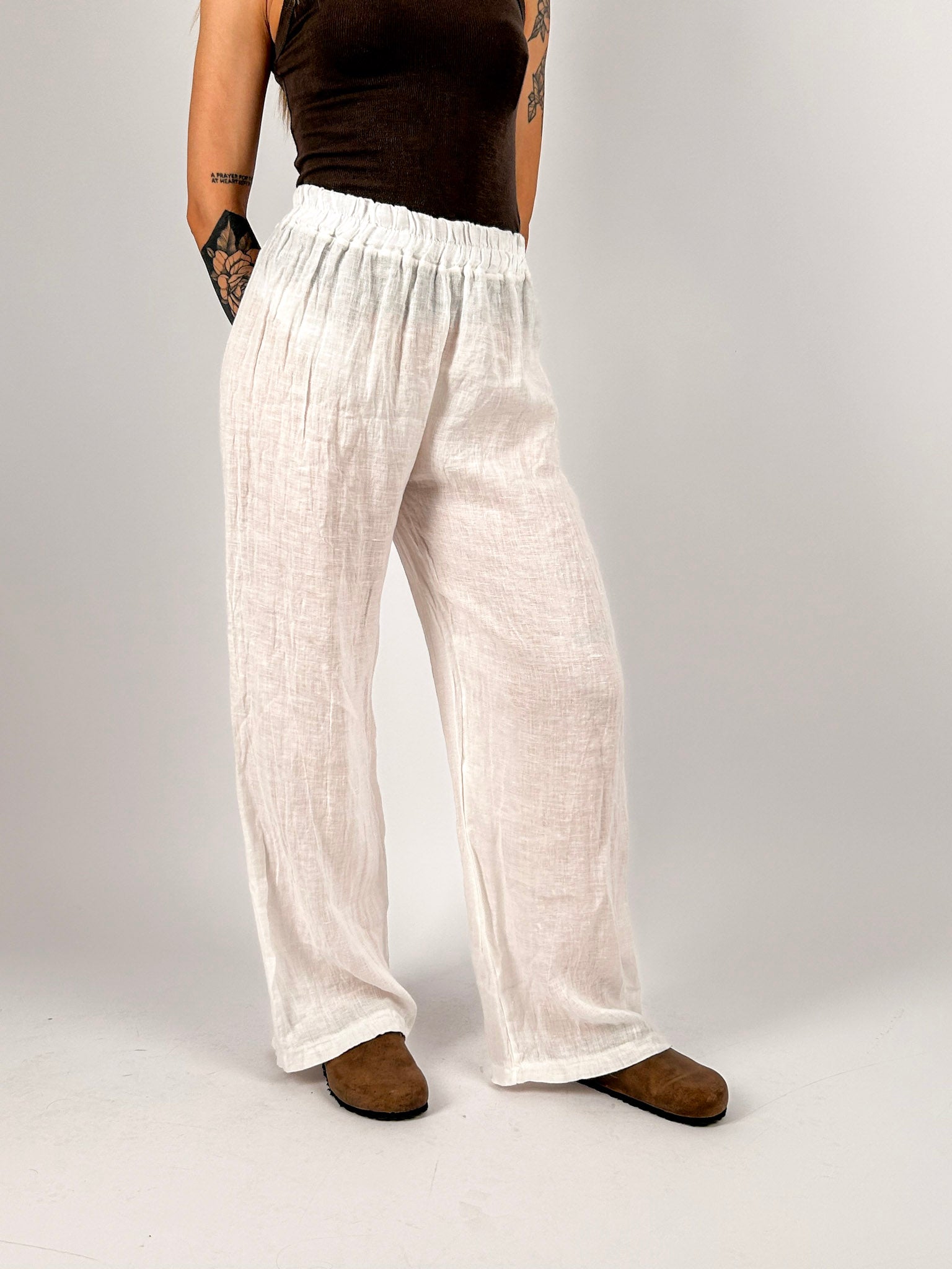 Pantalone donna in puro lino bianco con vita elasticizzata e gamba morbida - vista frontale