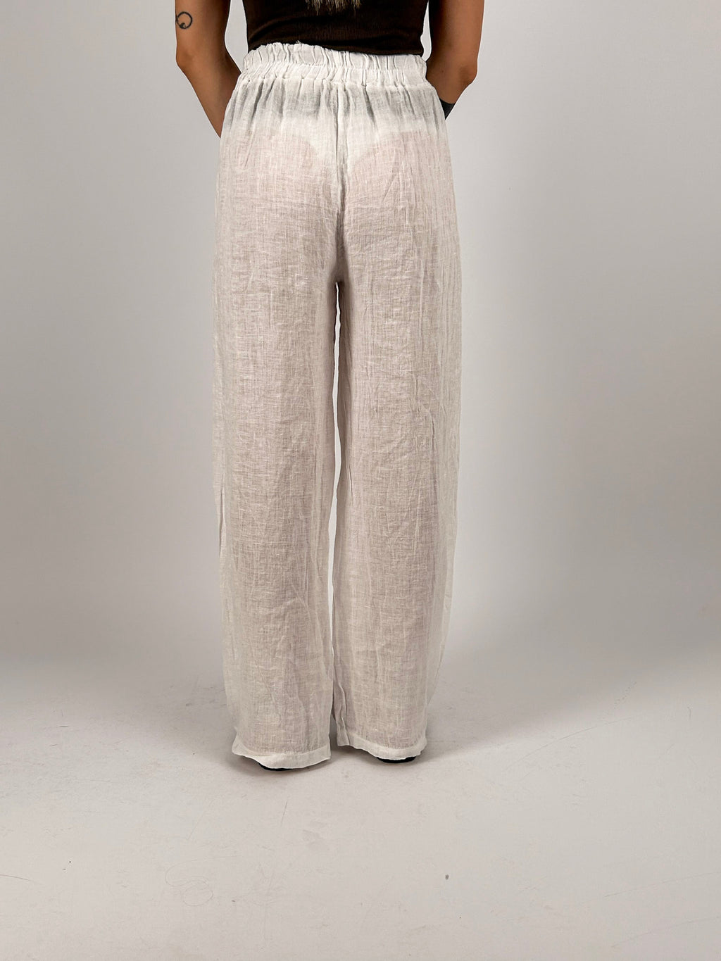 Pantalone donna in puro lino bianco con vita elasticizzata e gamba morbida - vista retro