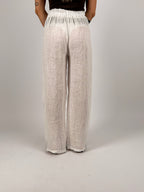 Pantalone donna in puro lino bianco con vita elasticizzata e gamba morbida - vista retro