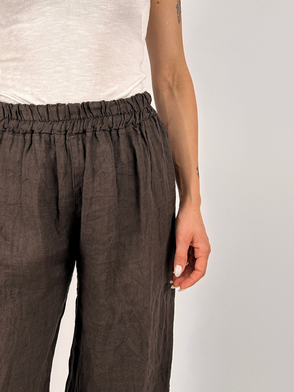 Pantalone donna in puro lino marrone con vita elasticizzata e gamba morbida - vista dettaglio