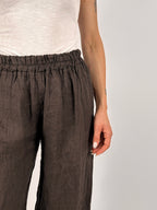 Pantalone donna in puro lino marrone con vita elasticizzata e gamba morbida - vista dettaglio