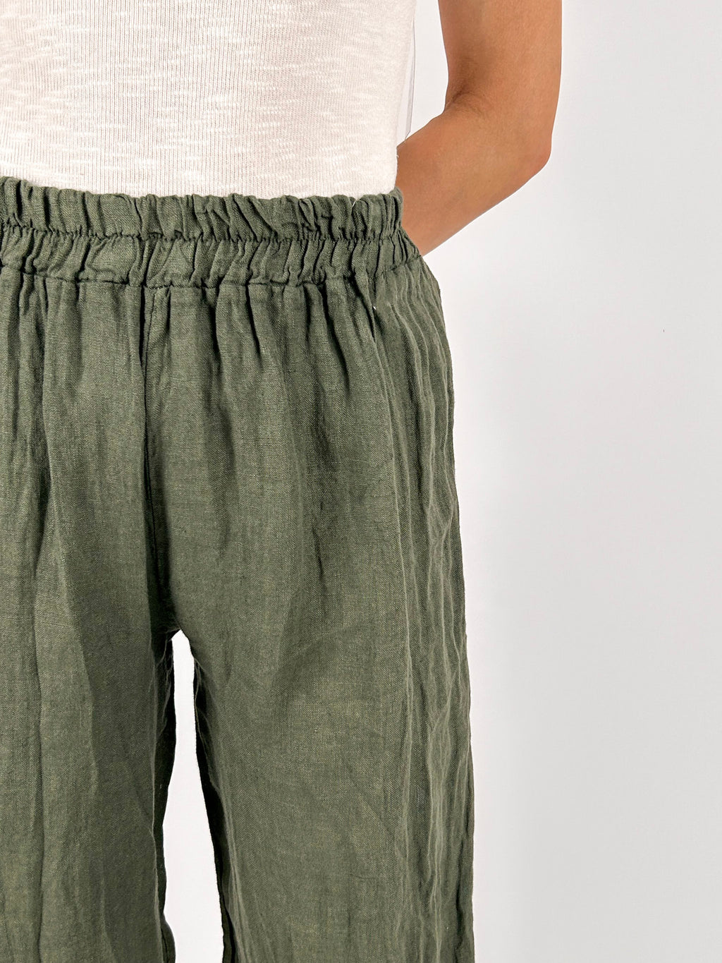 Pantalone donna in puro lino verde militare con vita elasticizzata e gamba morbida - vista dettaglio