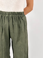 Pantalone donna in puro lino verde militare con vita elasticizzata e gamba morbida - vista dettaglio
