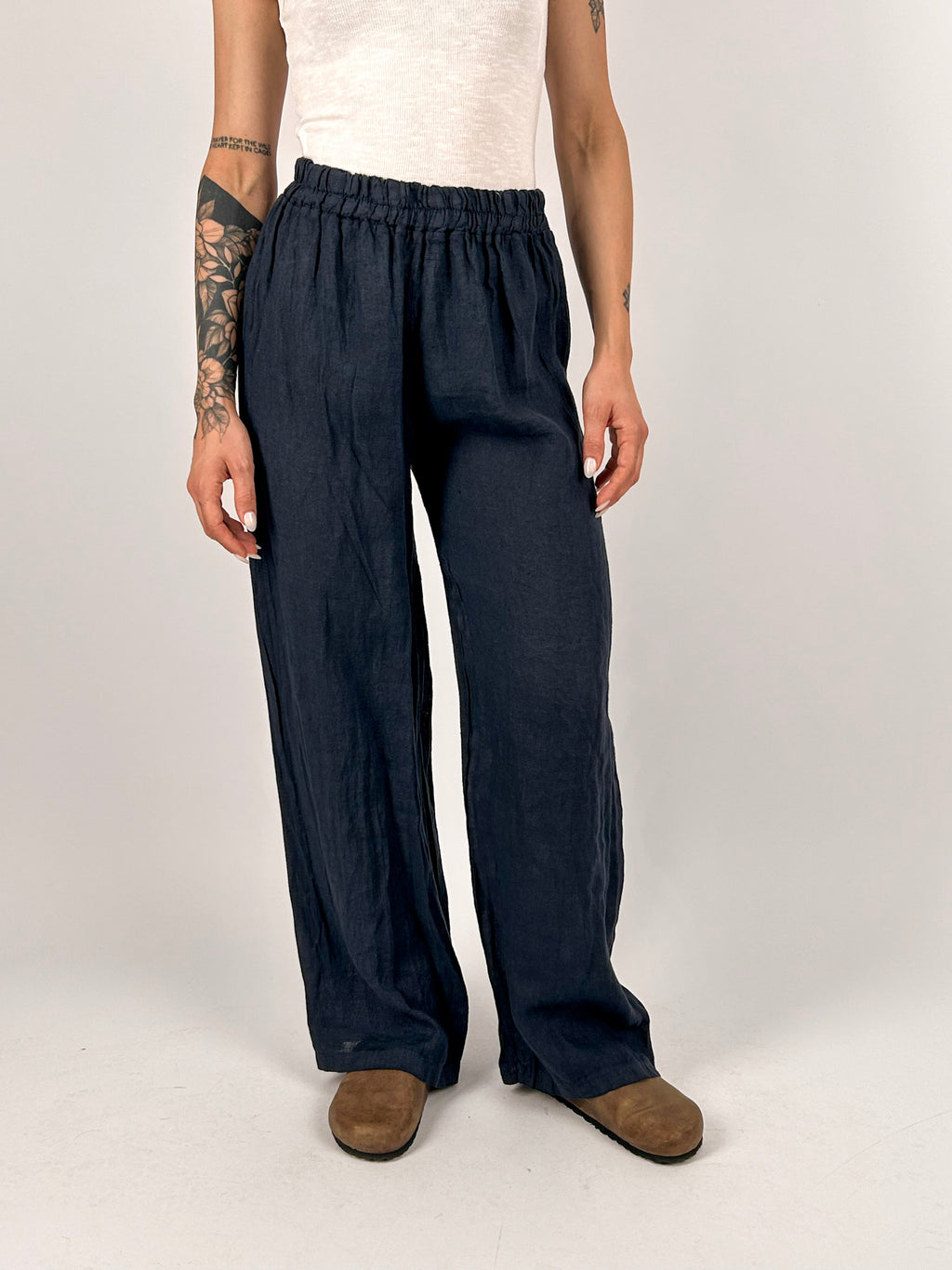 Pantalone donna in puro lino blu con vita elasticizzata e gamba morbida - vista frontale