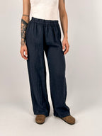 Pantalone donna in puro lino blu con vita elasticizzata e gamba morbida - vista frontale