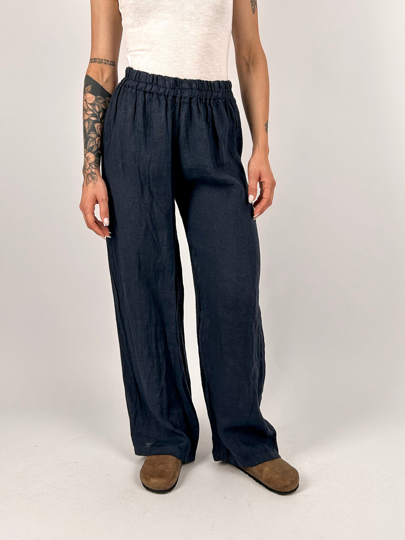 Pantalone donna in puro lino blu con vita elasticizzata e gamba morbida - vista frontale
