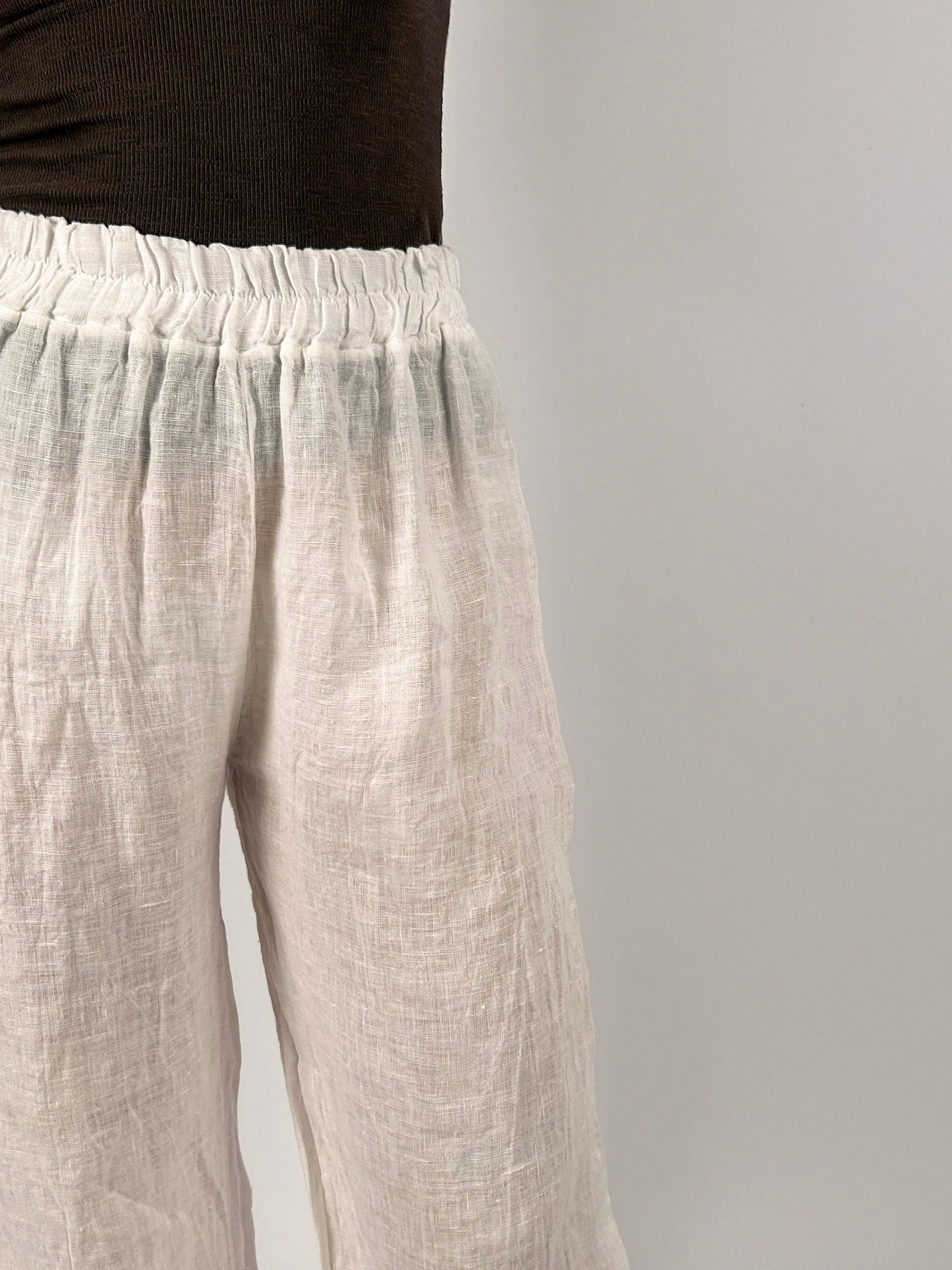 Pantalone donna in puro lino bianco con vita elasticizzata e gamba morbida - vista dettaglio