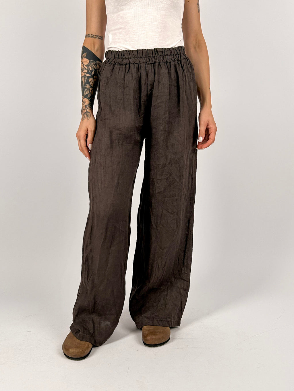 Pantalone donna in puro lino marrone con vita elasticizzata e gamba morbida - vista frontale