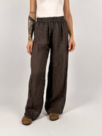 Pantalone donna in puro lino marrone con vita elasticizzata e gamba morbida - vista frontale