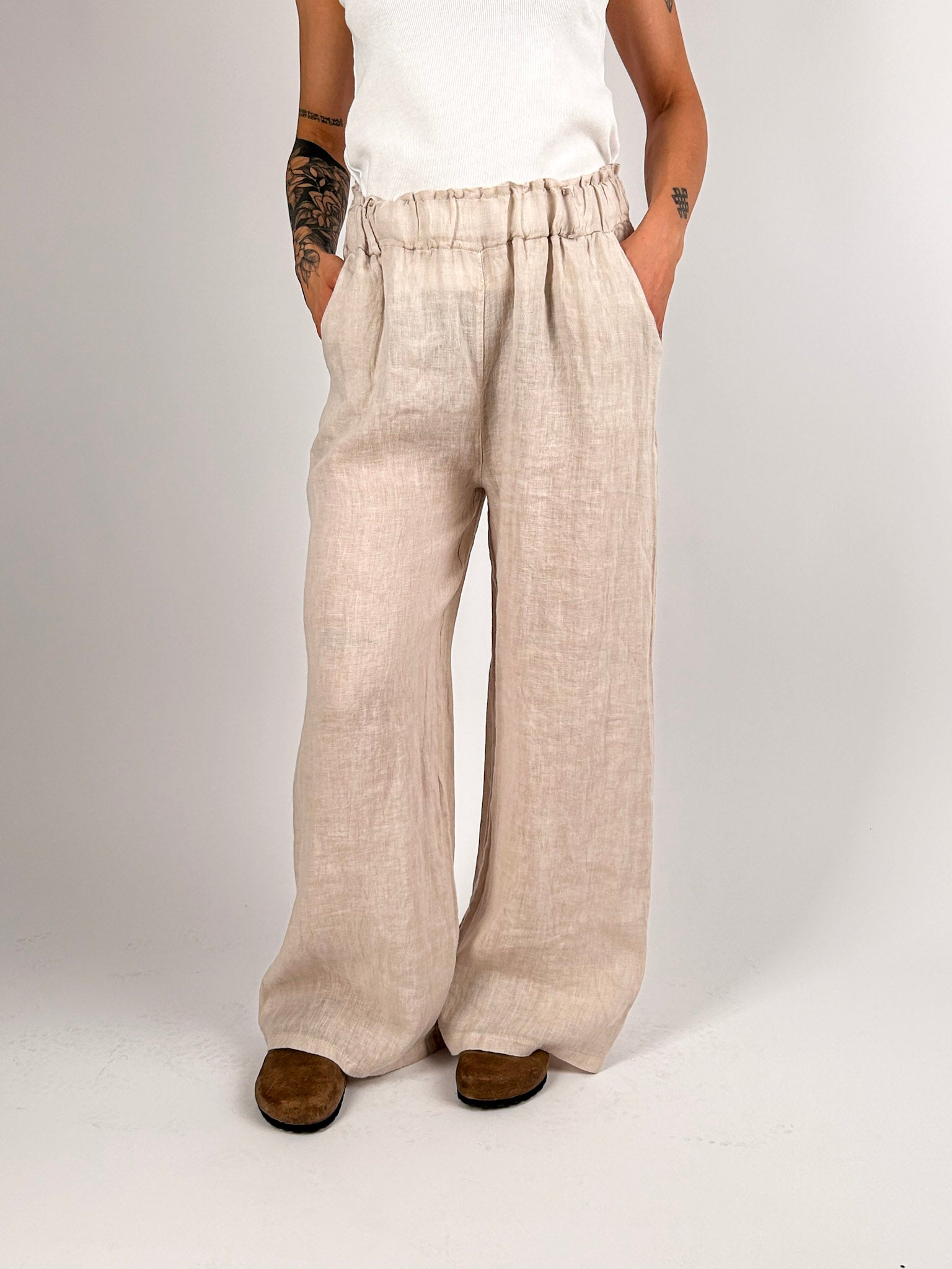 Pantalone donna in lino con vita elasticizzata e gamba ampia - vista frontale beige