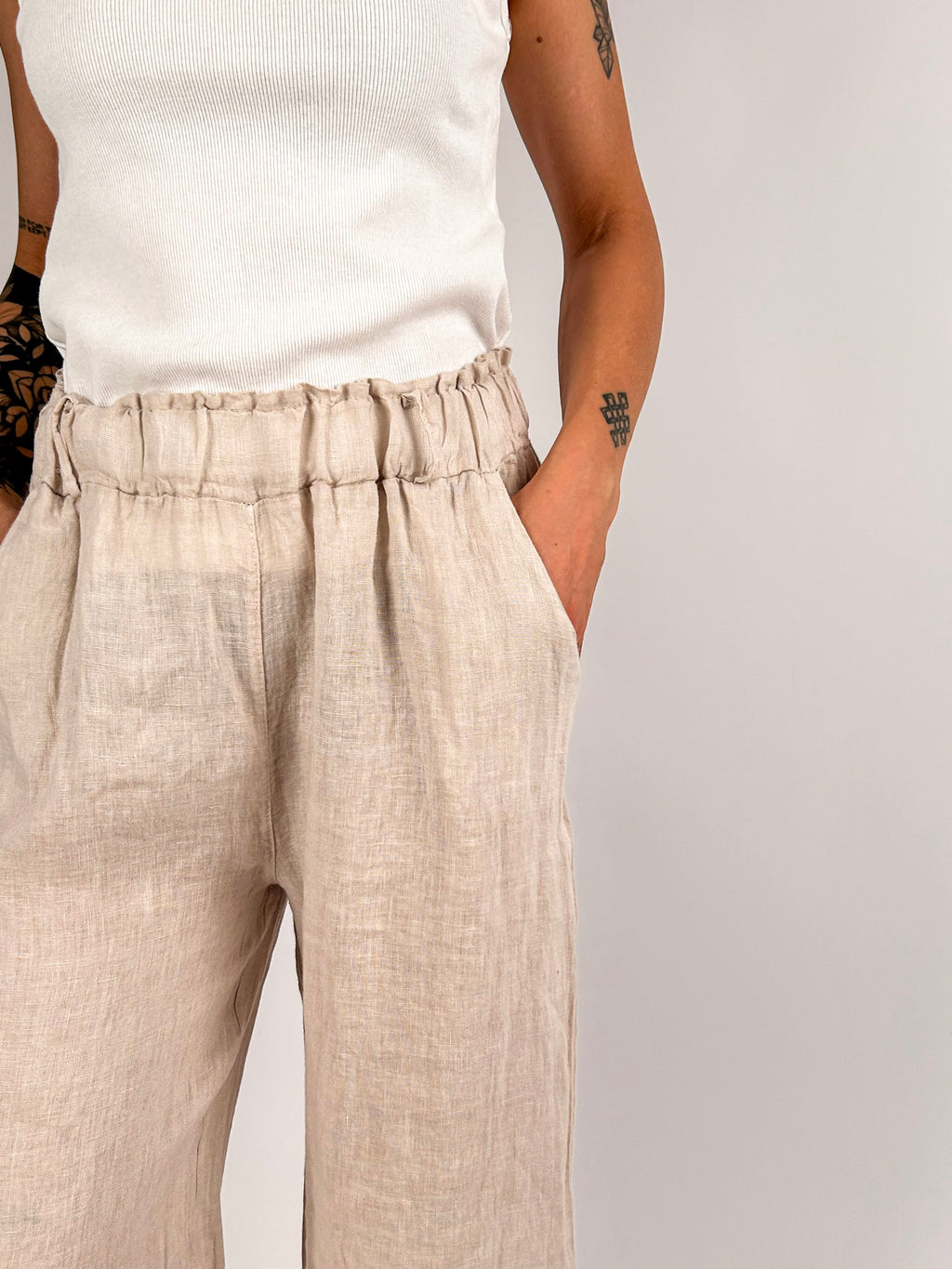 Pantalone donna in lino con vita elasticizzata e gamba ampia - vista dettaglio beige