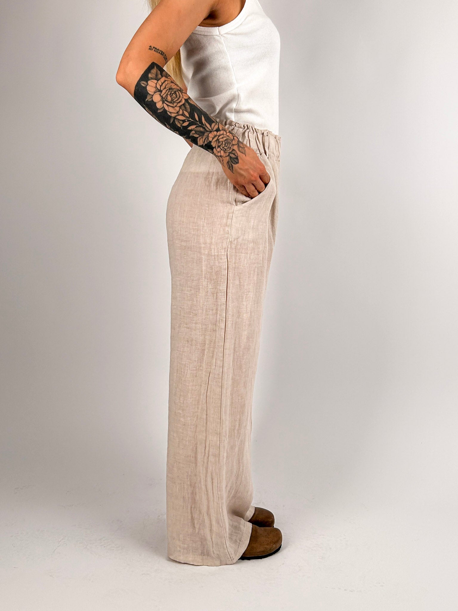 Pantalone donna in lino con vita elasticizzata e gamba ampia - vista laterale beige