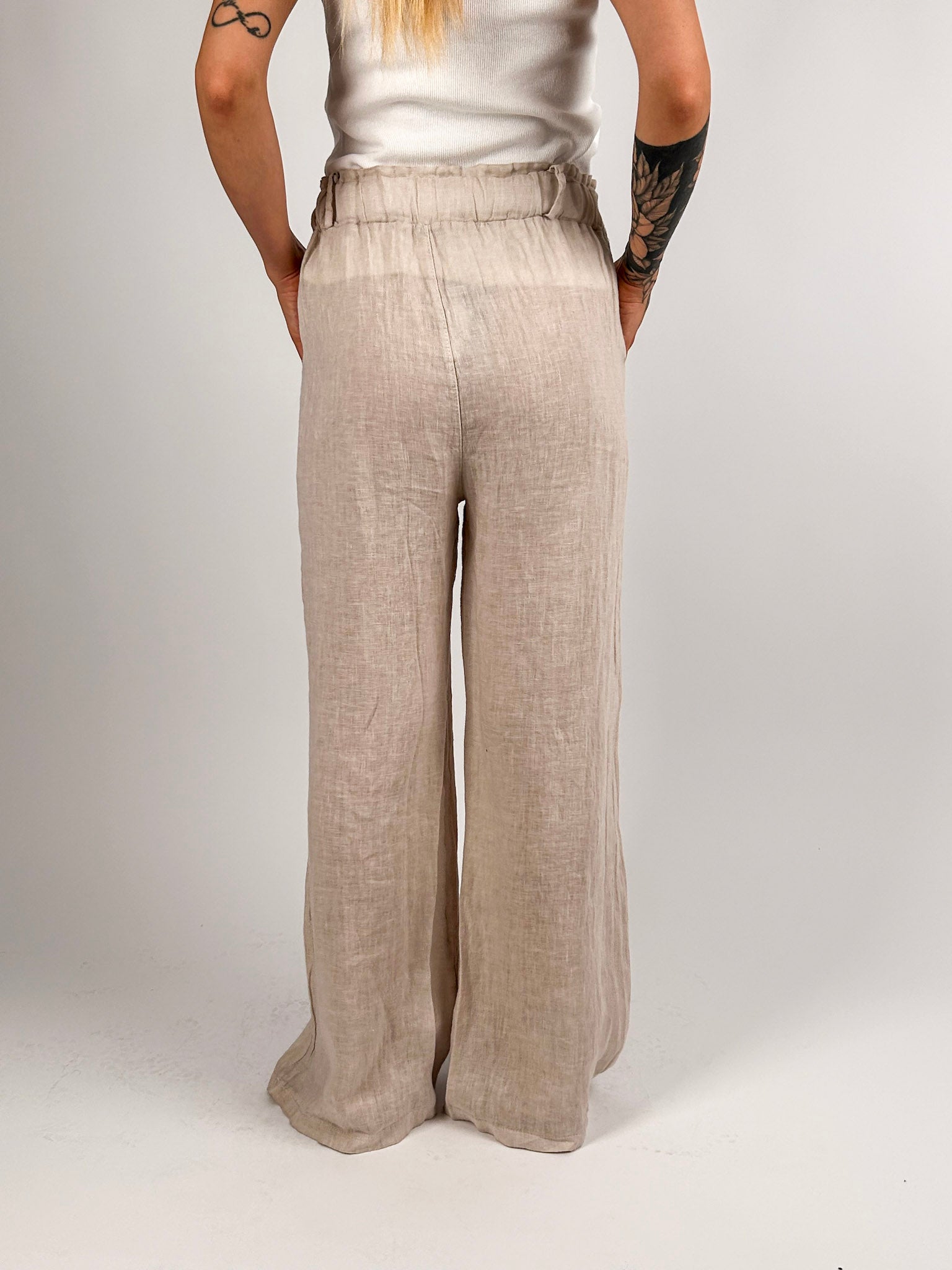 Pantalone donna in lino con vita elasticizzata e gamba ampia - vista retro beige
