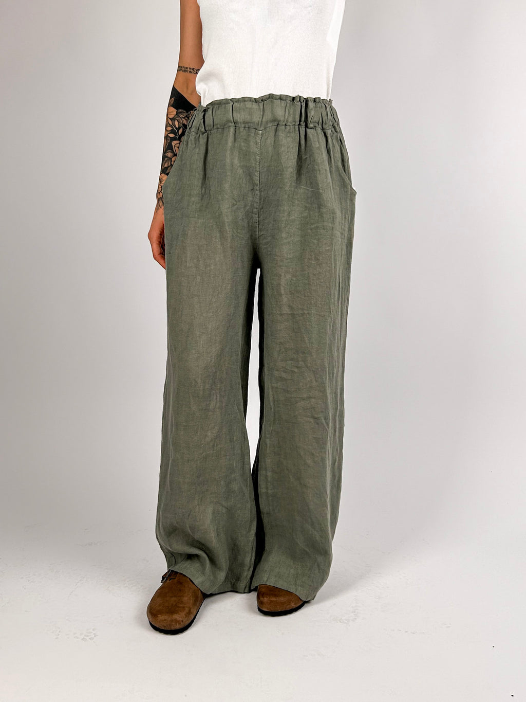 Pantalone donna in lino con vita elasticizzata e gamba ampia - vista frontale verde militare