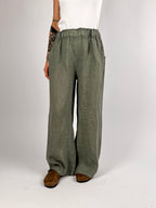 Pantalone donna in lino con vita elasticizzata e gamba ampia - vista frontale verde militare