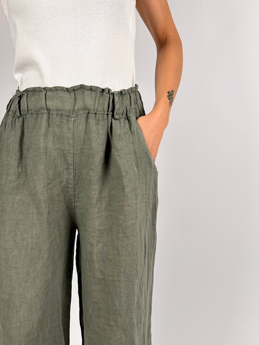 Pantalone donna in lino con vita elasticizzata e gamba ampia - vista dettaglio verde militare