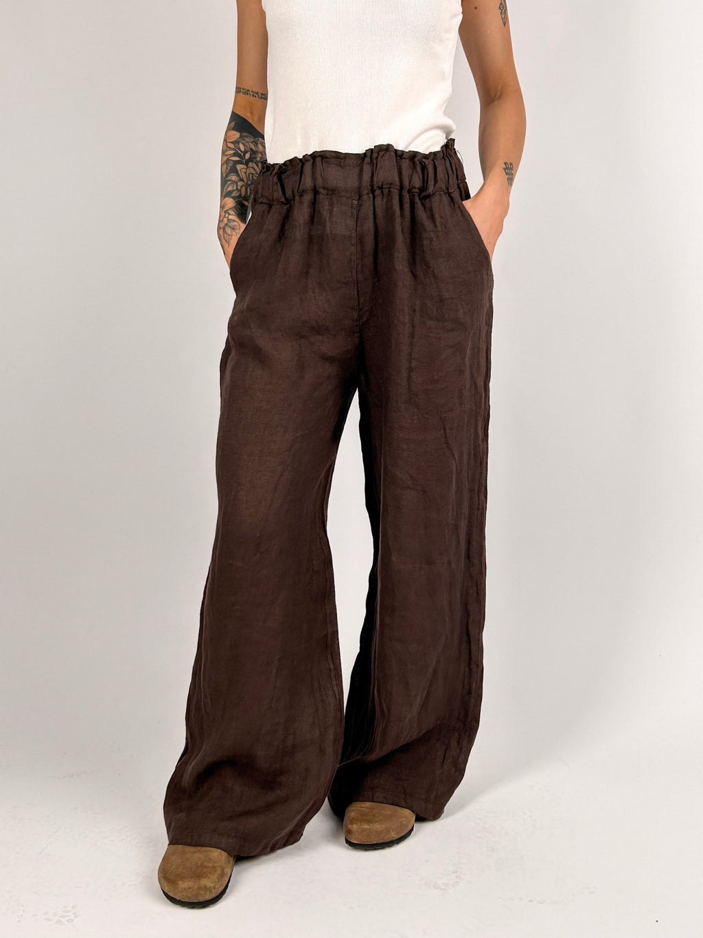Pantalone donna in lino con vita elasticizzata e gamba ampia - vista frontale marrone