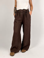 Pantalone donna in lino con vita elasticizzata e gamba ampia - vista frontale marrone