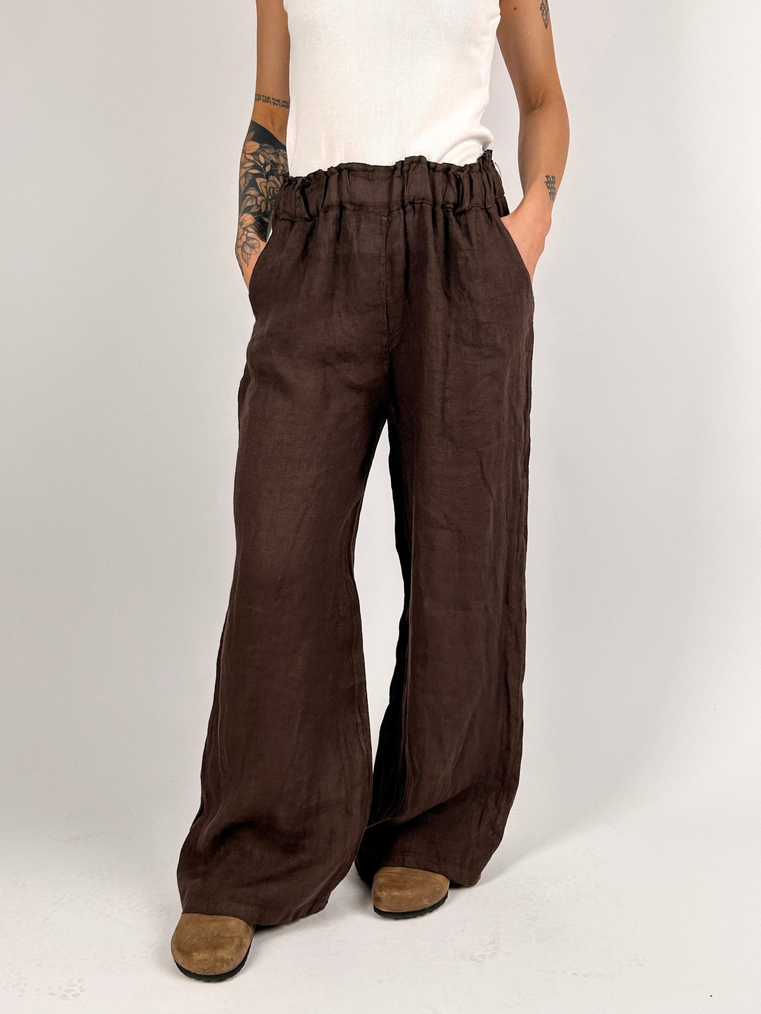 Pantalone donna in lino con vita elasticizzata e gamba ampia - vista frontale marrone