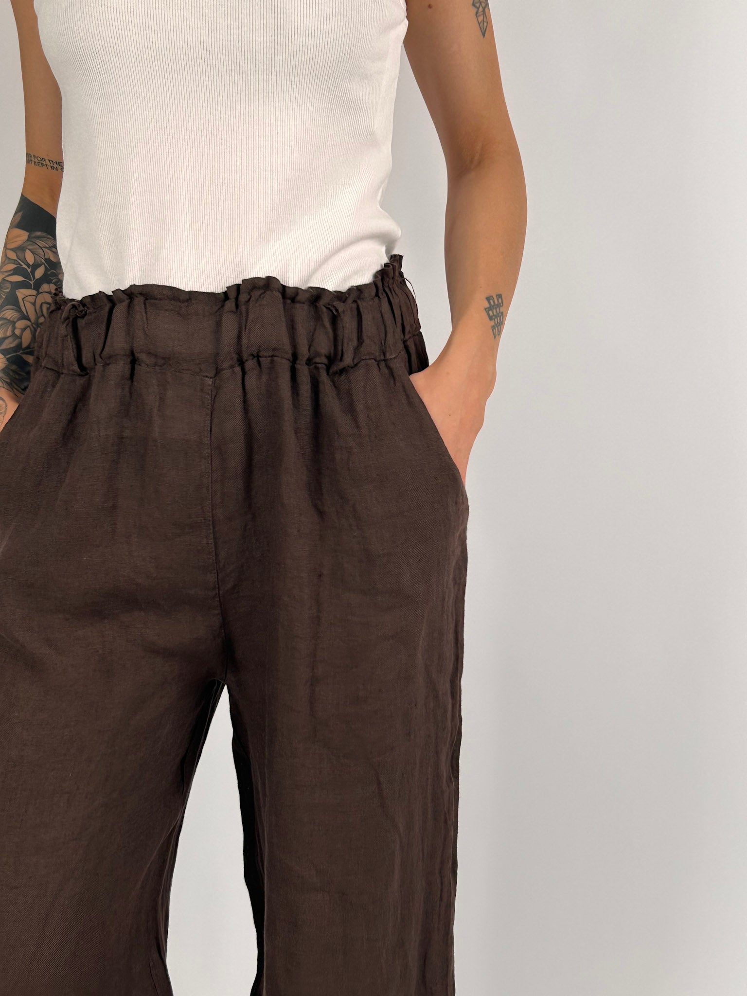 Pantalone donna in lino con vita elasticizzata e gamba ampia - vista dettaglio marrone