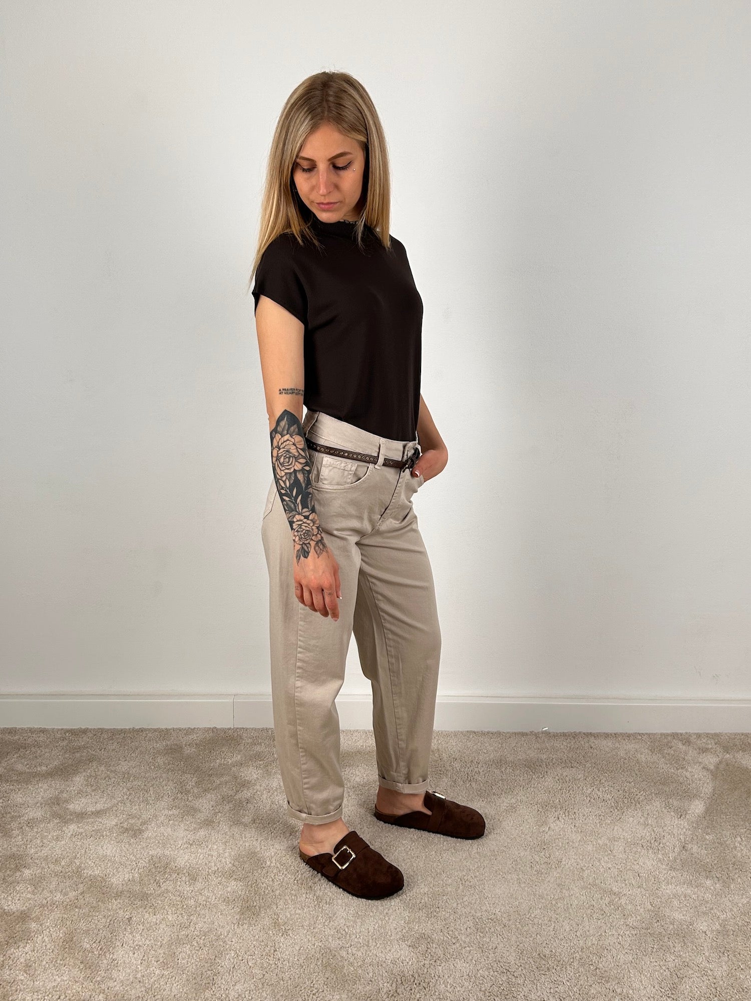 antalone comfort fit – pantalone donna morbido elasticizzato, stile casual chic.laterale