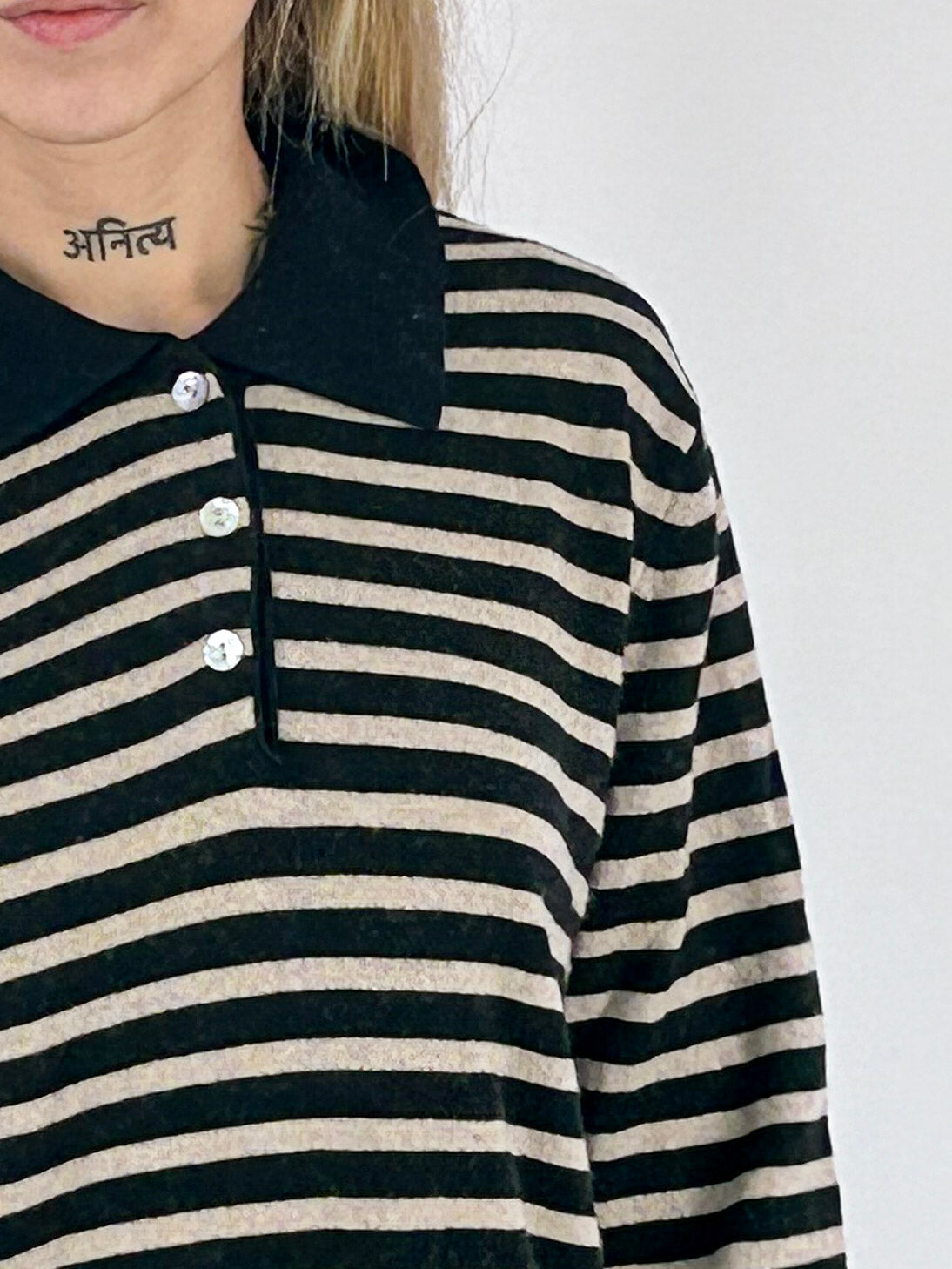 Polo donna a righe con colletto a contrasto e bottoni nero - vista dettaglio