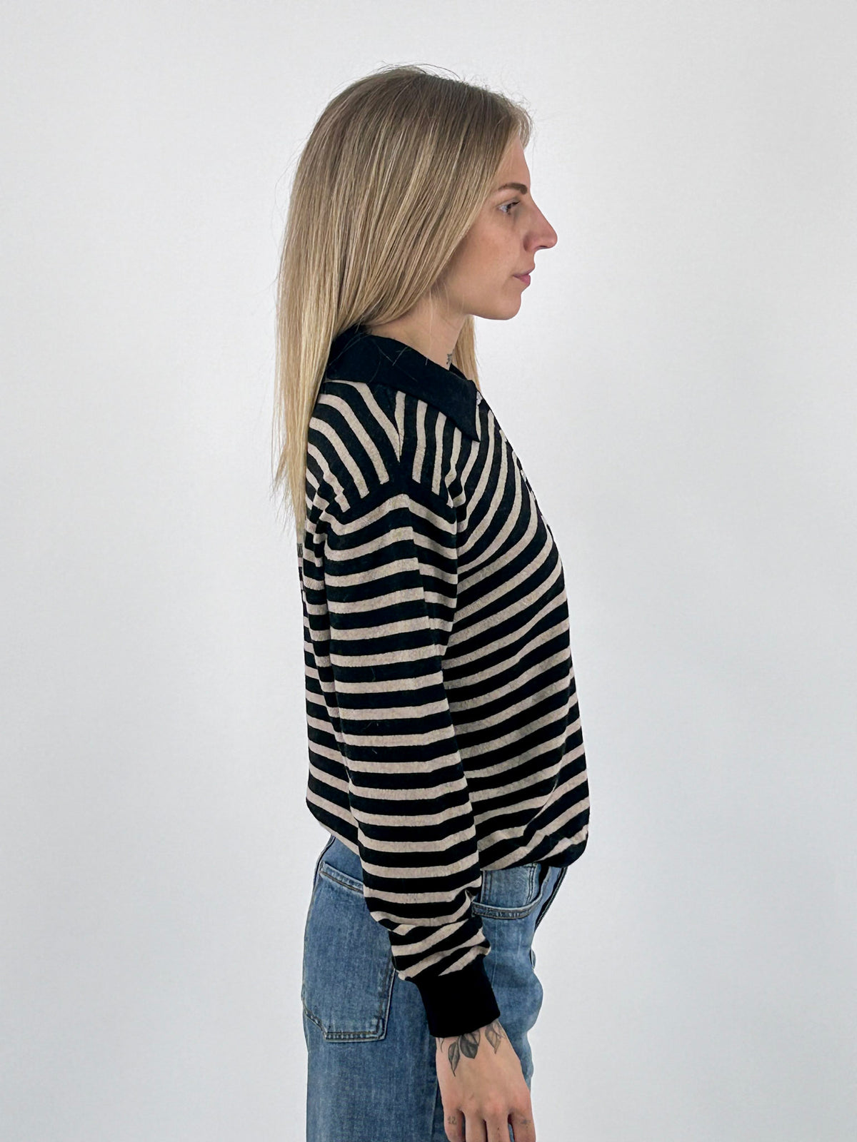 Polo donna a righe con colletto a contrasto e bottoni nero - vista laterale