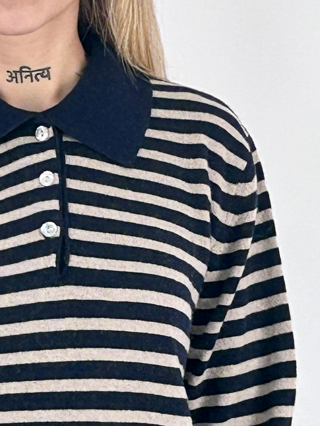 Polo donna a righe con colletto a contrasto e bottoni blu - vista dettaglio