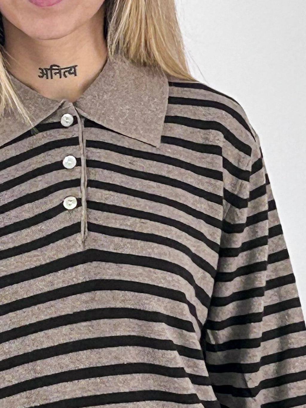 Polo donna a righe con colletto a contrasto e bottoni tortora - vista dettaglio