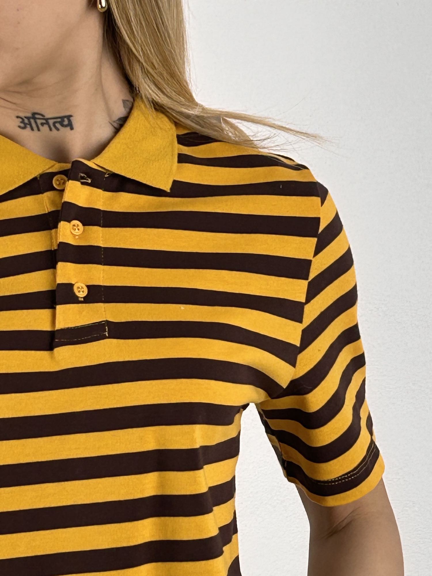 polo cotone righe vista dettaglio tessuto ocra