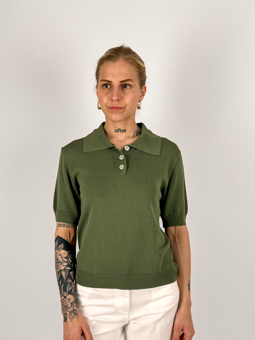 Polo donna in maglia verde militare con colletto classico e bottoni frontali - vista frontale